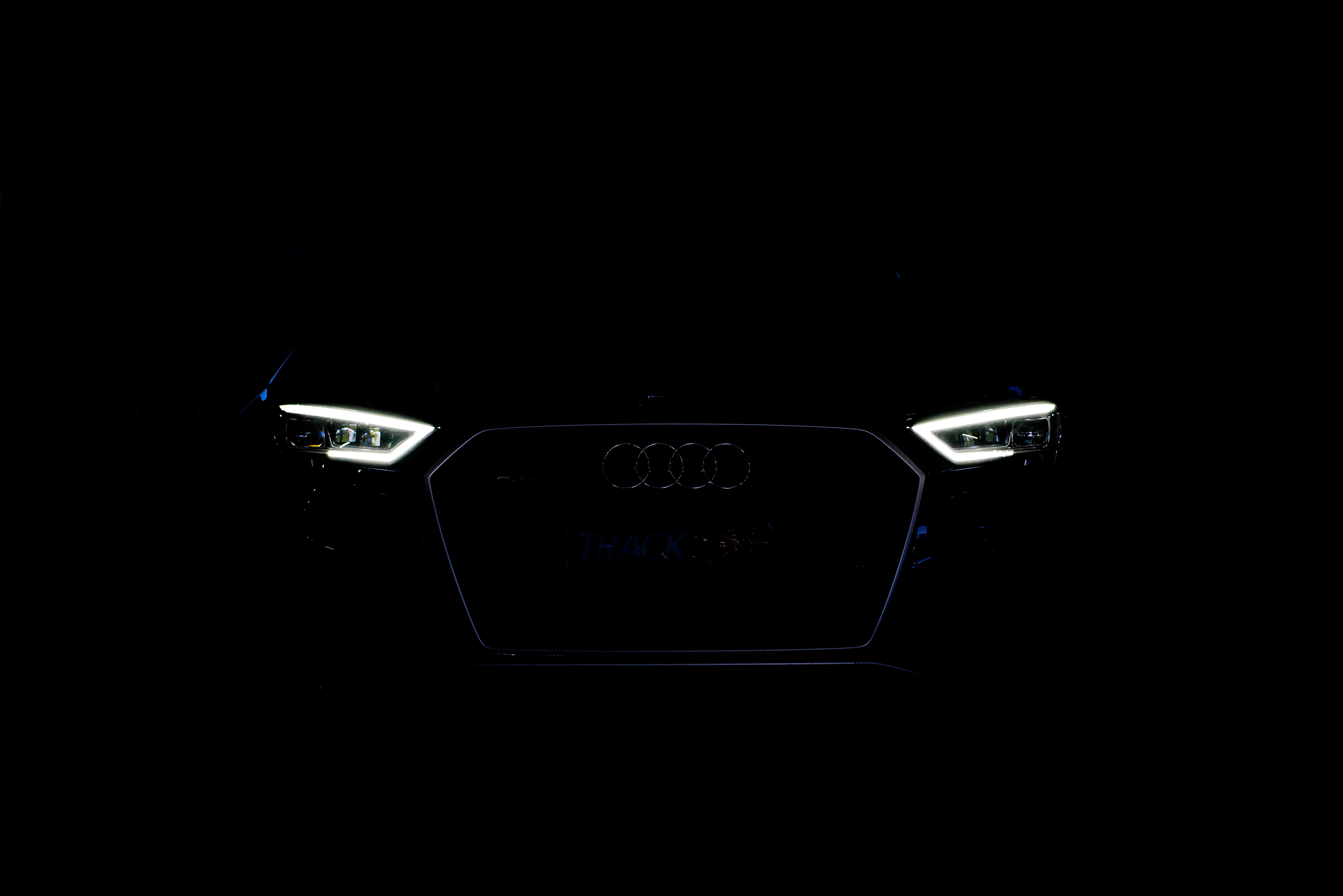 Front eines Audi mit eingeschalteten LED-Scheinwerfern