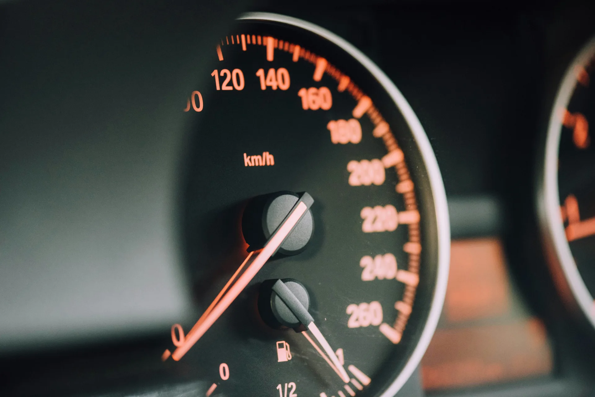 Drehzahlmesser eines leistungsstarken Fahrzeugs